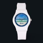 Kute Beach foto Gepersonaliseerd Seaside White Horloge<br><div class="desc">Een prachtige strandfoto genomen op de ideale vakantiebestemming van Destin in Florida. De prachtige groene wateren van Sandestin spoelen naar de zandkust onder de serene blauwe hemel om de perfecte schilderachtig vakantiefoto's te maken. Pas dit ,  tropische horloge met jouw naam aan.</div>