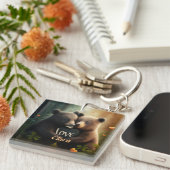 Kute beren in liefdesomhelzing sleutelhanger (Voorkant Rechts)