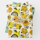 Kute bijen die het blad van 3 invullen inpakpapier vel (In situ)