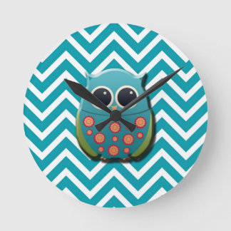 Kute Blue en Green Owl op Blue and White Chevron Ronde Klok