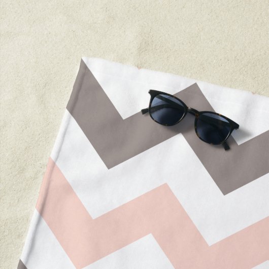 Kute Blush Roze Gray Chevron Pattern Beach Towel Strandlaken (In situ)