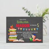 Kute bookworm party nodigde kaart (Staand voorkant)