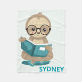 Kute bookworm Sloth Reading Booth Personalized Fleece Deken (Voorkant)