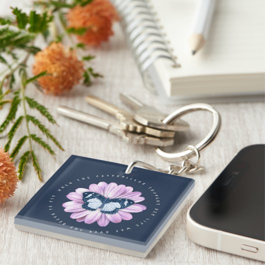 Kute Butterfly op roze Daisy Inspirerend Quote Sleutelhanger (Voorkant Rechts)
