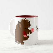 Kute Cartoon die de Mok van wilde zwijnen omheet (Voorkant links)