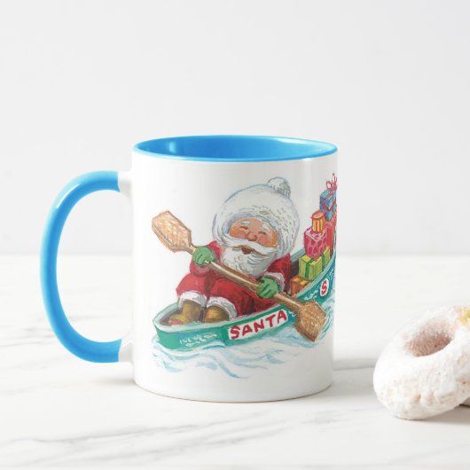 Kute Cartoon Jolly Santa Claus in een rijboot Mok (Met donut)