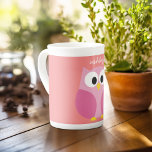 Kute Cartoon Owl in roze en koraal Porselein Kop<br><div class="desc">Een moderne en eenvoudige uil met trendy kleuren. U kunt een naam,  een monogram of een andere douanetekst toevoegen. Als u de kunst rond moet bewegen,  klik op de aanpassingsknoop om veranderingen aan te brengen.</div>