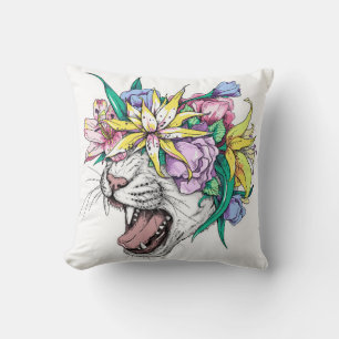 Kute cartoon wilde kattenkop in een florale poot.  kussen