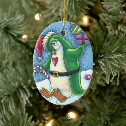 KUTE CHRISTMAS PENGUIN DRESSED IN GROEN, VANDAAG KERAMISCH ORNAMENT (Boom)
