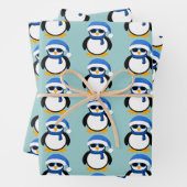 Kute coole pinguïn met kerstwinterpatroon blauw inpakpapier vel (In situ)