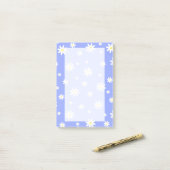 Kute en girale pastelblauw- en witte-daistiepatroo post-it® notes (Op bureau)