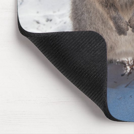 Kute en happy Quokka op het strand verticaal Muismat (Hoek)