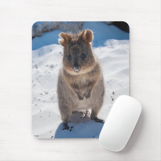 Kute en happy Quokka op het strand verticaal Muismat (Met muis)
