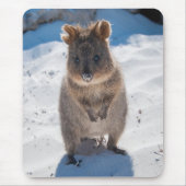 Kute en happy Quokka op het strand verticaal Muismat (Voorkant)
