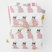 Kute en kleurrijke paasbundel en kuiken gestreept inpakpapier vel (In situ)