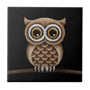 Kute Fluffy Brown Owl op een vertakking met sterre Tegeltje