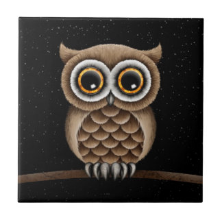 Kute Fluffy Brown Owl op een vertakking met sterre Tegeltje