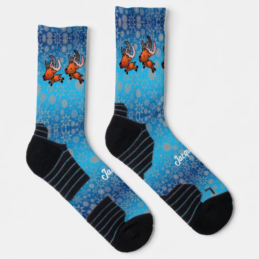 Kute Flying Reindeer and Snow on Blue Sokken (Rechts)