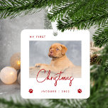 Kute foto's puppy 1e kerstpagina Rood afdrukken Metalen Ornament<br><div class="desc">Viel het eerste kerstfeest van je puppy met deze moderne, minimalistische foto-keepomwille. De rode tekst leest "Mijn eerste Kerstmis" met het woord "Kerstmis" in trendy handschrift. Vervang eenvoudig het afbeelding met je favoriete foto en voeg de naam van je puppy en het jaar eronder toe, omgeven door een paar poepafdrukken....</div>