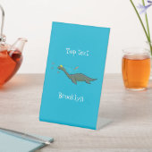 Kute, gelukkig zee monsterplesiosaur cartoon reclamebord met voetstuk (Insitu)