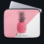 Kute girale tropische roze en witte ananas laptop sleeve<br><div class="desc">Stijlvol,  roze anananas ontwerp.</div>