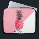 Kute girale tropische roze en witte ananas laptop sleeve<br><div class="desc">Stijlvol,  roze anananas ontwerp.</div>
