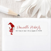 Kute girl gnome met een rode roos etiket (Insitu)