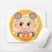 Kute girl in een mousy Halloween kostuum Muismat (Met muis)