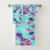 Kute Girly Paars Flower Pattern op Aqua Blue Bad Handdoek (Insitu)