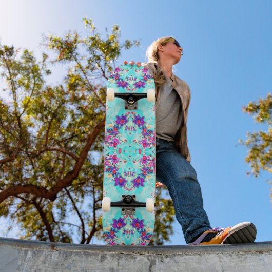 Kute Girly Paars Flower Pattern op Aqua Blue Persoonlijk Skateboard (Buiten 1)