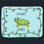 Kute glimlach-schildpad met ventilator Lijst op ma Inbakerdoek<br><div class="desc">Cute Smiling Turtle Framed with Flower Chain Personalized Baby deken heeft een schattige glimlende groene cartoon schildpad met een groene bladluiende wijnstok en bloemen met gele blokjes en gouden oranje centra als een grens plus gepersonaliseerde tekst waarmee u de naam van uw baby of de tekst van uw keuze kunt...</div>