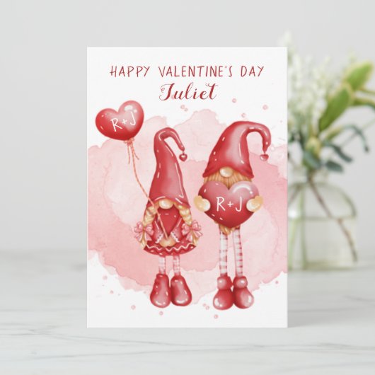 Kute Gnomen Custom Initialen Hearts Valentijnsdag Feestdagenkaart (Staand voorkant)