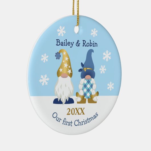 Kute Gnomen Ons eerste kerstgoudblauw Gingham Keramisch Ornament (Rechts)