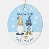 Kute Gnomen Ons eerste kerstgoudblauw Gingham Keramisch Ornament (Links)