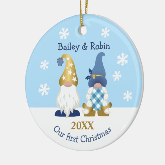 Kute Gnomen Ons eerste kerstgoudblauw Gingham Keramisch Ornament (Links)