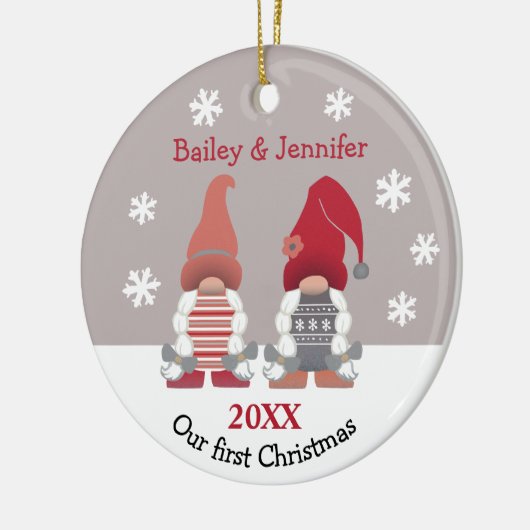 Kute Gnomen Ons eerste kerstrood roze grijs Keramisch Ornament (Links)