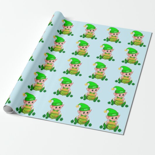 Kute green elf met een pot goud op lichtblauw cadeaupapier (Uitgerold)