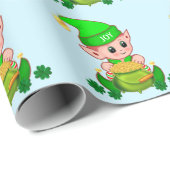 Kute green elf met een pot goud op lichtblauw cadeaupapier (Rol Hoek)
