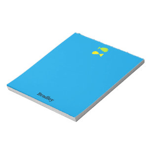 Kute groene en gele vissen op blauw notitieblok
