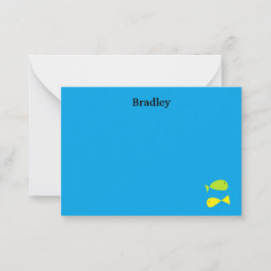 Kute groene en gele vissen op blauw notitiekaartje