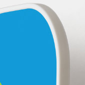 Kute groene en gele vissen op blauw pickleball paddle (Links Detail)