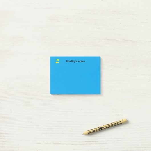 Kute groene en gele vissen op blauw post-it® notes (Op bureau)
