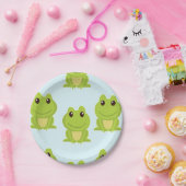 Kute groene kikkers op blauw papieren bordje (Feest)