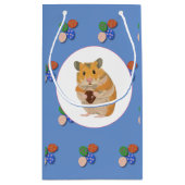 Kute hamster die een paaseieren houdt klein cadeauzakje (Achterkant)