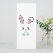 Kute hansome paashaas krijgt geluk bij pasta save the date (Staand voorkant)