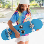 Kute Happy Cartoon Face Aangepaste persoonlijke na Persoonlijk Skateboard<br><div class="desc">Kute Happy Cartoon Face Custom Personalized Name Skateboard biedt uw gepersonaliseerde naam in moderne typografie op een eenvoudige blauwe achtergrond met een leuk glimlachend gezicht van de cartoon. Personaliseer door de tekst in het verstrekte tekstvakje uit te geven. Geef een aangepast geschenk, een gepersonaliseerd skateboard aan je favoriete skateboarder voor...</div>