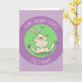 Kute happy glimlach bunny paarse konijnenkonijn ca kaart (Gele Bloem)