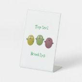 Kute happy olives die cartoon zingen reclamebord met voetstuk (Voorkant)