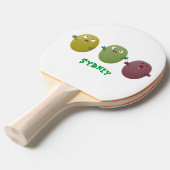 Kute happy olives die cartoon zingen tafeltennisbatje (Voorkant Gekanteld)