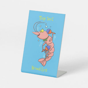 Kute happy shrimp, garnaal cartoon reclamebord met voetstuk
